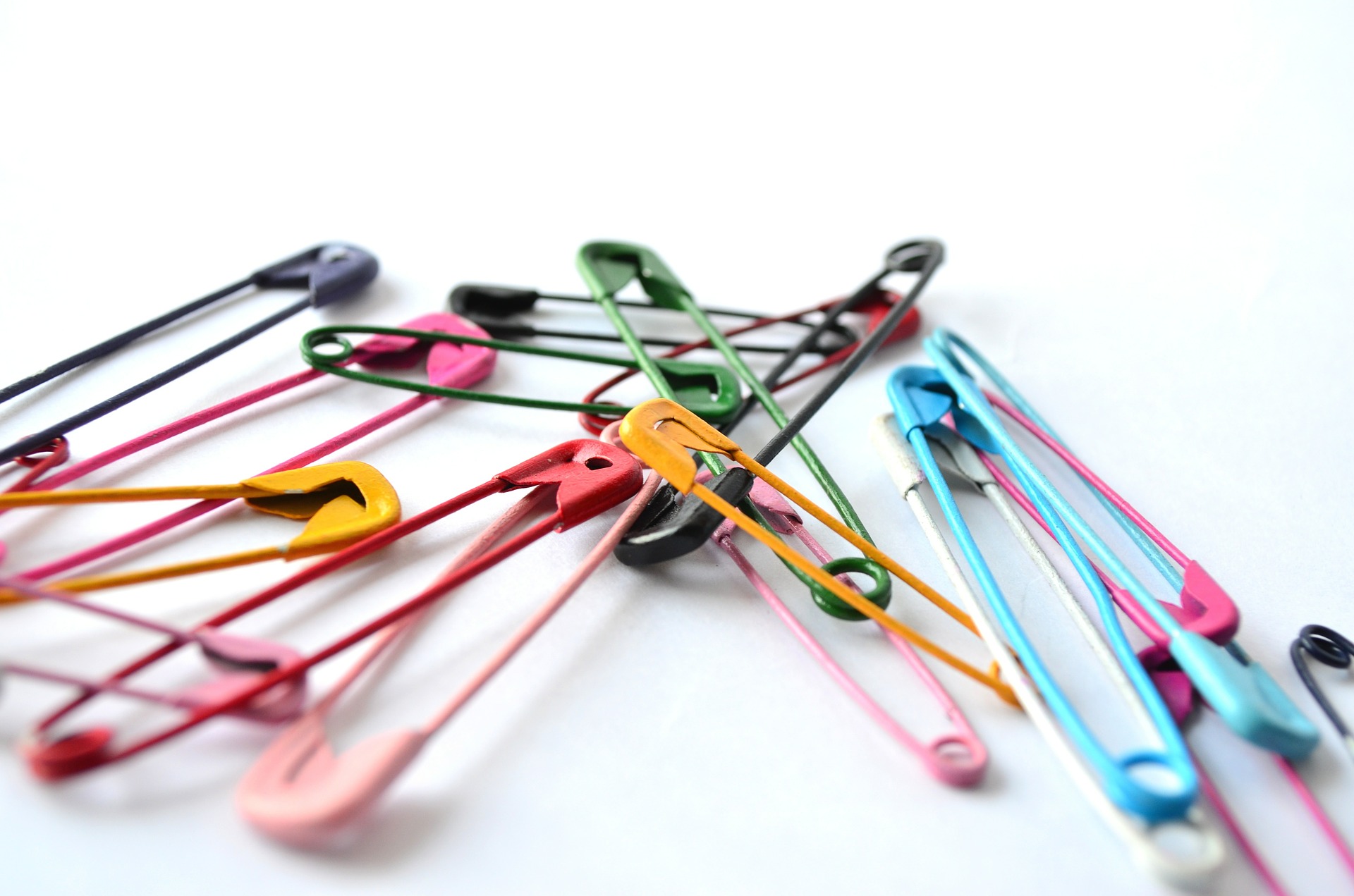 safety-pin-390364_1920